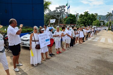 Cientos de personas protestan para rechazar un nuevo hospital en el balneario mexicano de Acapulco