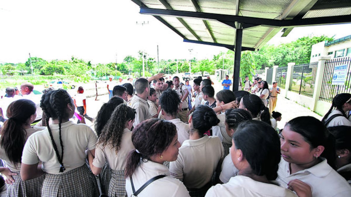 Los alumnos sostienen que desde marzo de 2013, las autoridades educativas están prometiendo mejoras al plantel, pero estas no se concretan. La población estudiantil de la es