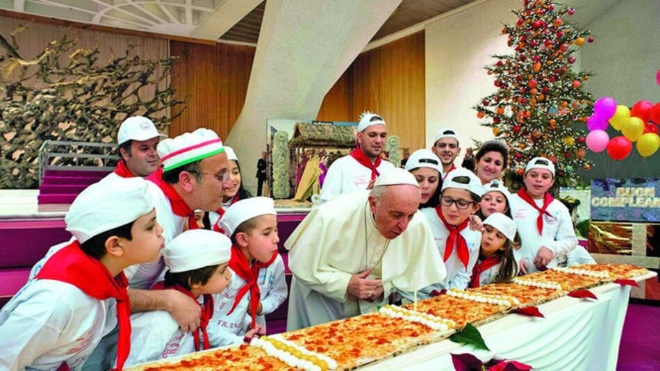 El papa festeja su cumpleaños con ‘pizza’