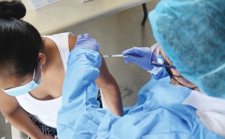 Hospitales privados vacunarán a unas 11 mil 500 personas por semana