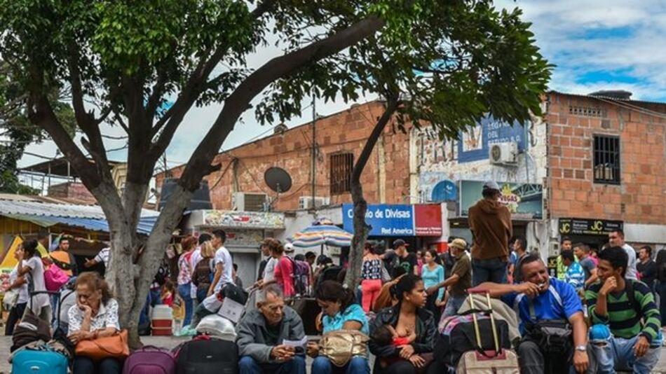 Colombia concederá permiso especial de permanencia a unos 200 mil venezolanos que están en el país