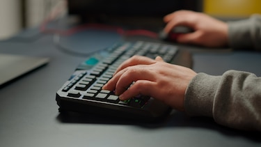 Dos empresas compiten por el contrato de $268.5 millones para las laptops del Meduca