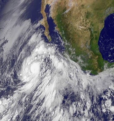 Noroeste de México entra en alerta amarilla por huracán Linda