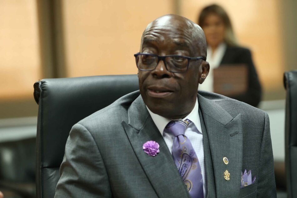 Cuerpo de Bomberos condecora a Guillermo Nurse, primer alcalde panameño en Estados Unidos