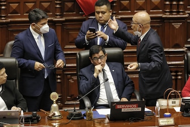 Congreso de Perú destituye a Castillo por ‘permanente incapacidad moral’