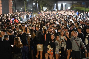 El mundo recibe el Año Nuevo bajo la sombra de la pandemia