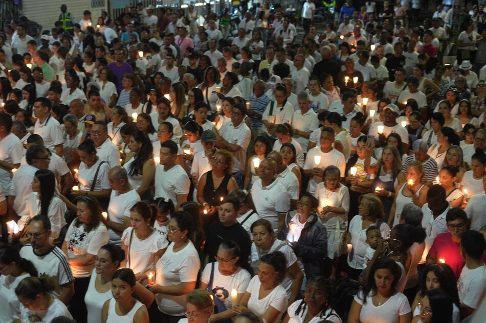 Cali se viste de blanco y enciende velas por víctimas del atentado