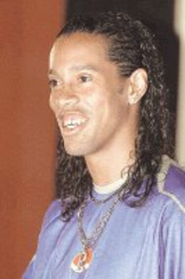 Barcelona le pone escudo a Ronaldinho