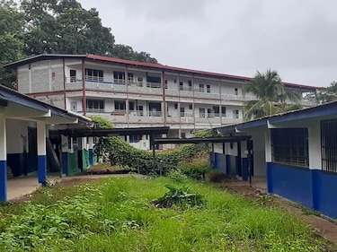 Suspenden trabajos de construcción en una escuela en Los Santos tras brote de coronavirus 