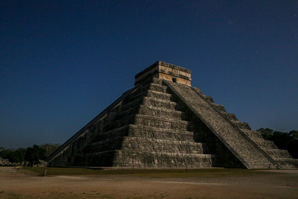 El fenómeno de la serpiente lunar ilumina a la zona arqueológica mexicana de Chichén Itzá