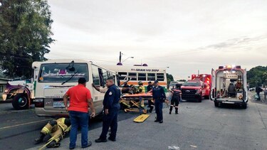 Choque de dos buses en Capira deja varias personas heridas