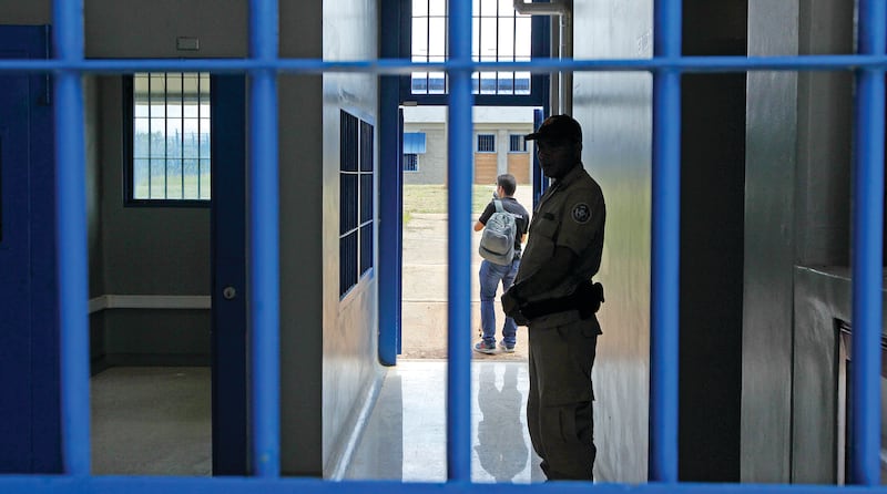 Comida en cárceles: la Dirección de Contrataciones Públicas avala licitación que pone en riesgo las arcas del Estado