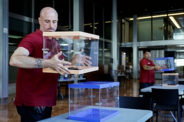 España registra un récord histórico en el voto por correo para las elecciones del domingo