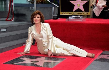 Angélica María devela su estrella en el Paseo de la Fama