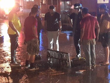 Hermanas fallecen tras ser arrastradas por la corriente de una alcantarilla en Pacora; recuperan sus cuerpos