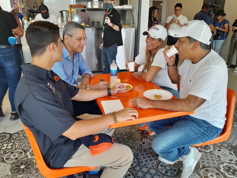 Lombana comienza su campaña con un recorrido en Merca Panamá y se suma Eduardo Quirós