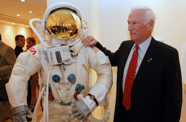 Viejas glorias de la NASA rememoran experiencias como ejemplo para Artemis