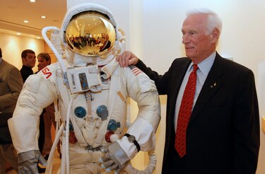 Viejas glorias de la NASA rememoran experiencias como ejemplo para Artemis