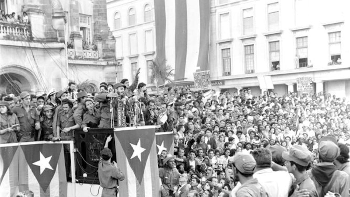 Momento en que Fidel Castro llega triunfal a la capital, tras derrocar al dictador Fulgencio Batista, en 1959.