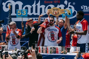 Salchicha vegana opaca concurso de hot dogs en Estados Unidos donde ganador ‘solo’ comió 58 perritos
