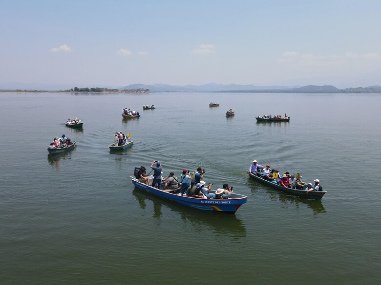 Ambientalistas centroamericanos protestan contra proyecto de mina Cerro Blanco con una marcha acuática