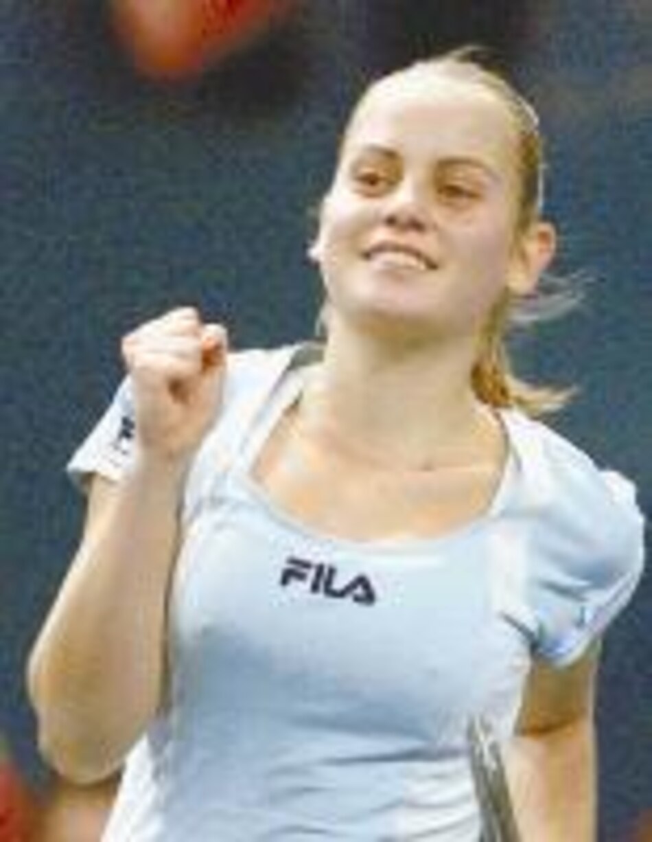 Davenport avanza en el tenis de Linz