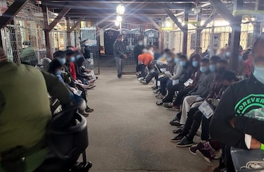 Los migrantes desbordan los albergues y las calles en la frontera de Estados Unidos