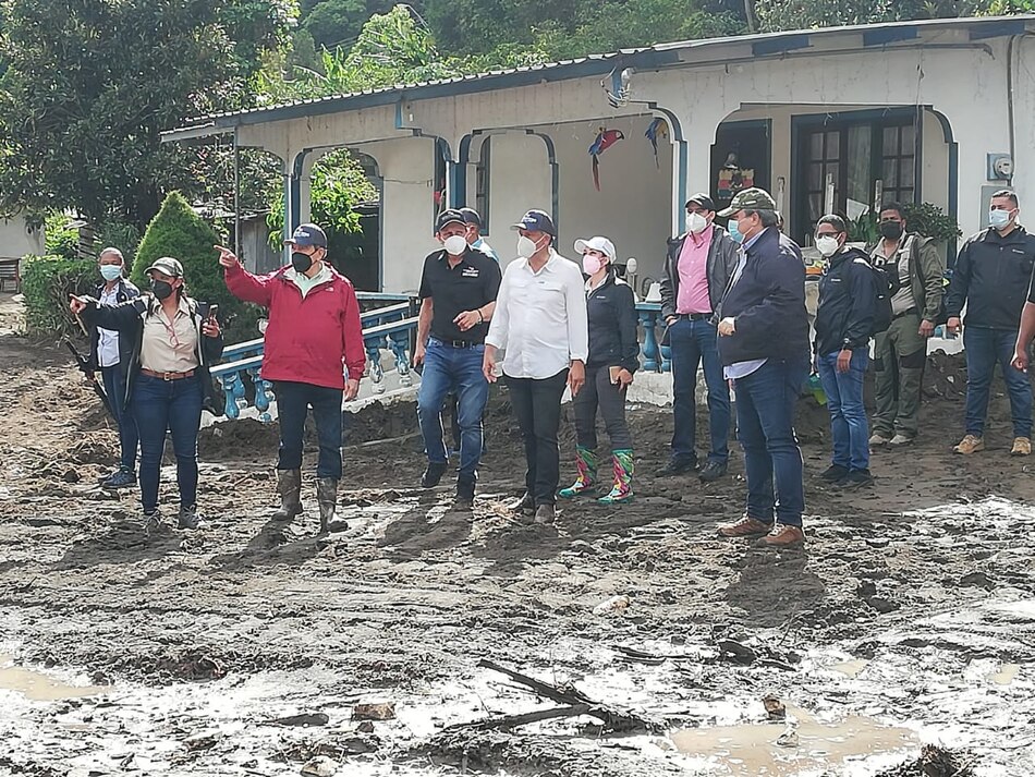 Cortizo recorre áreas afectadas por el paso del huracán Eta y promete ayuda a pobladores y agricultores