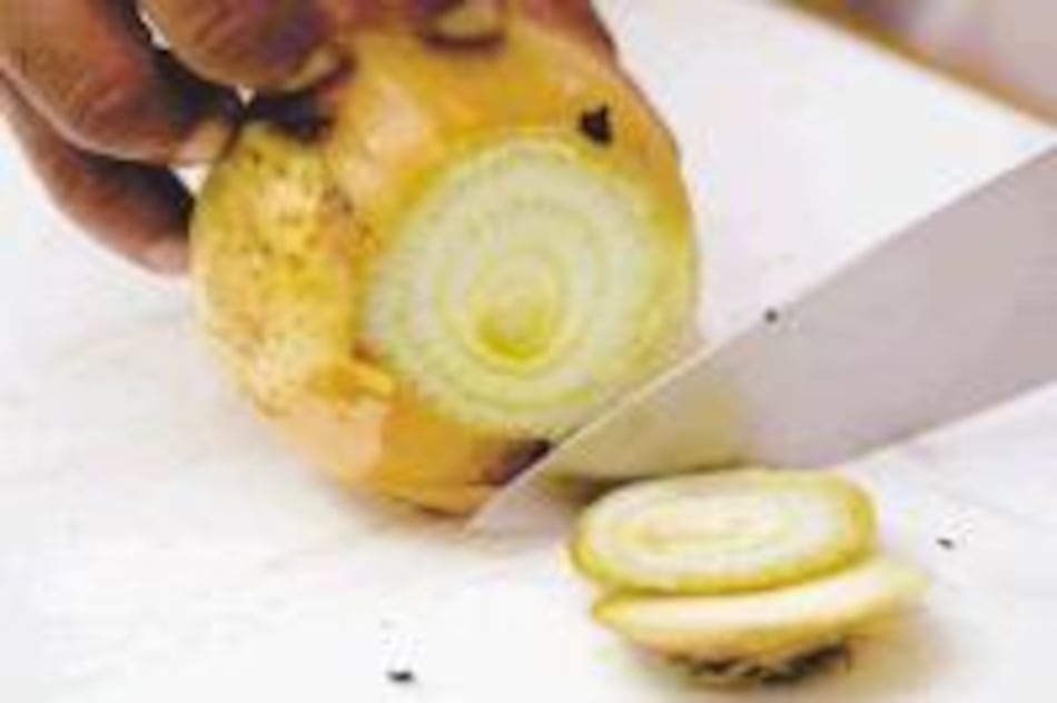 TECNICAS CULINARIAS Cómo cortar una cebolla en medias lunas