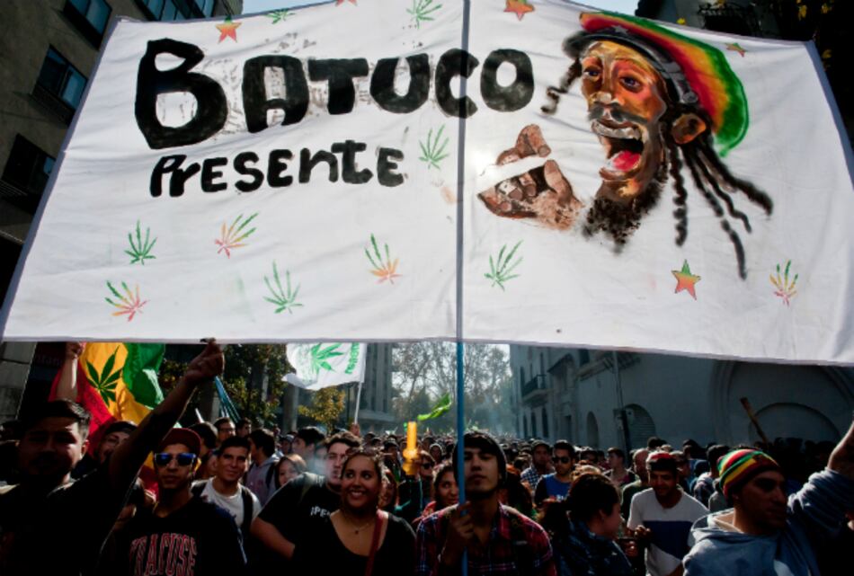 Miles de personas se manifiestan en Chile por derecho a cultivar marihuana