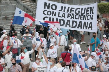 ‘Nos sobran ladrones’, gritaban en la protesta