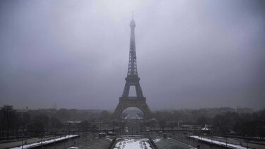 La Torre Eiffel, cerrada por la nieve
