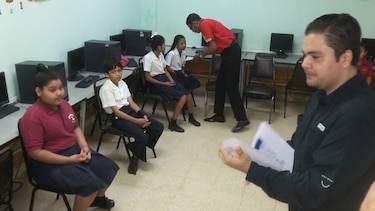Estudiantes miden sus conocimientos en matemáticas, lenguaje y ciencia