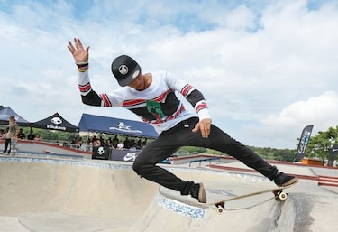 Los reyes de la patineta en la cinta costera