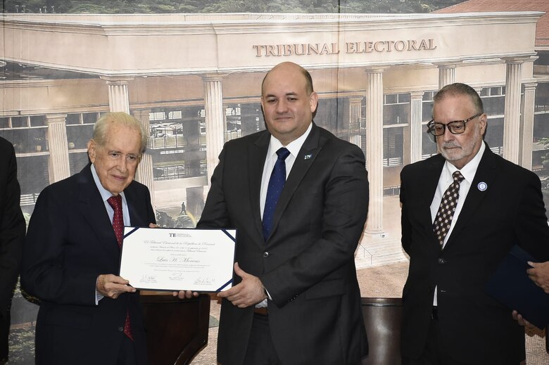 Tribunal Electoral condecora a Luis H. Moreno