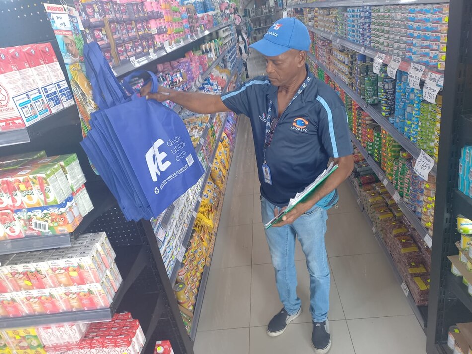 Algunos comercios continúan usando bolsas plásticas de polietileno; Acodeco registra 257 multas