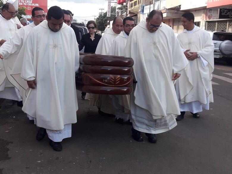 Realizan honras fúnebres del obispo emérito Fernando Torres Durán