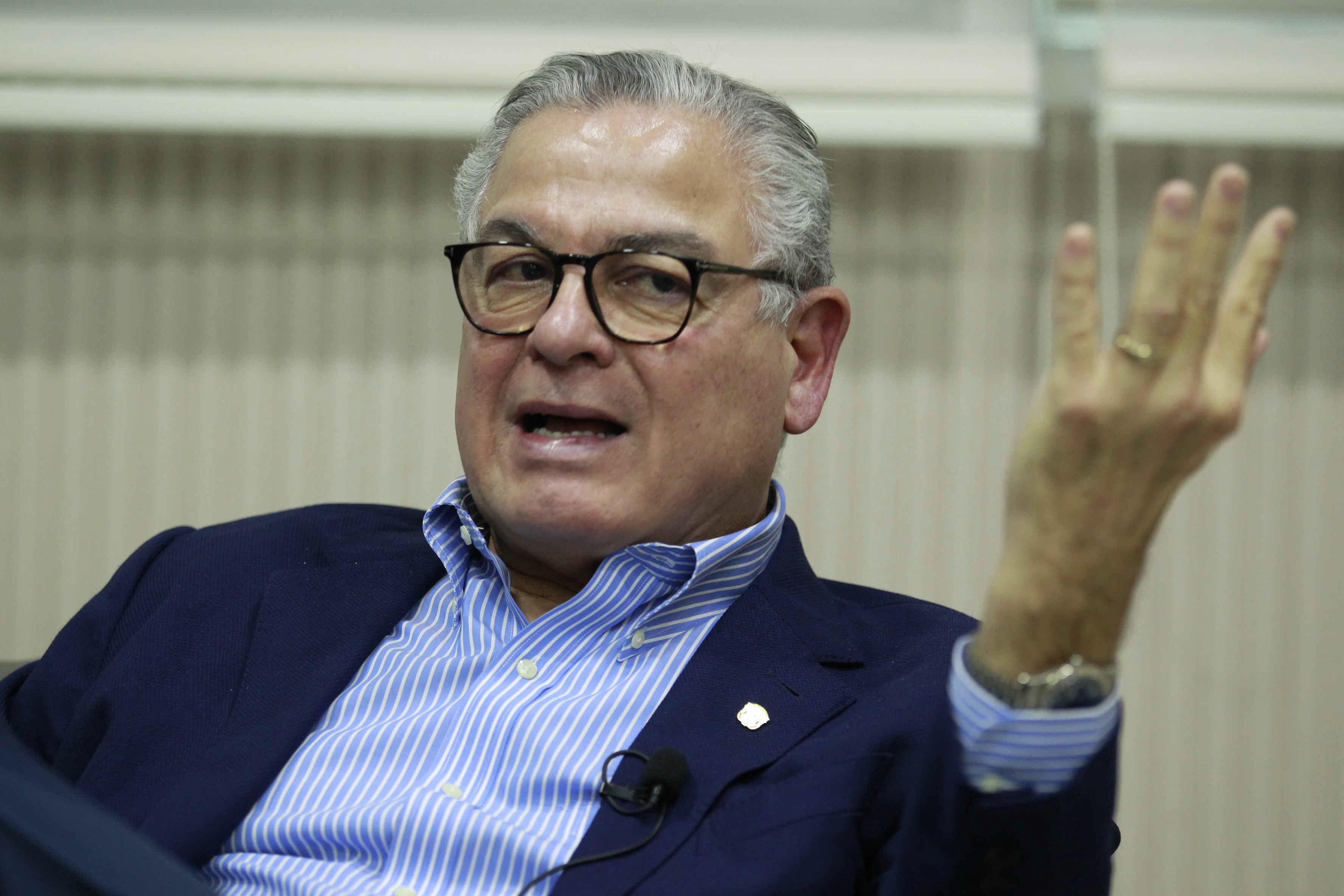 En medio de denuncias, contralor Flores anuncia ofensiva legal y convoca a conferencia de prensa