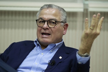 En medio de denuncias, el contralor Flores anuncia ofensiva legal y convoca a conferencia de prensa