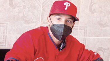 Alfredo Alderete firma pelota profesional con los Phillies