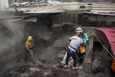 Guatemaltecos se resisten a abandonar a desaparecidos por erupción de volcán