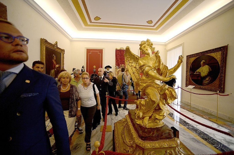 Cómo es Castel Gandolfo, el palacio de verano de los papas que es más grande que el Vaticano y que León XIV ha vuelto a usar para vacacionar