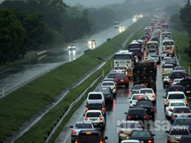 Una mañana de choques, inundaciones y árboles caídos