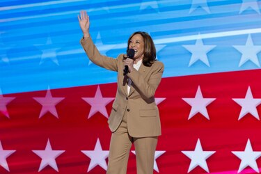 ‘Cuando luchamos, ganamos’: Harris, quien aparece por sorpresa primer día de la convención