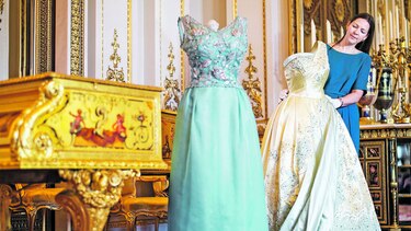 PREPARAN MUESTRA SOBRE ROPA DE LA REINA ISABEL II