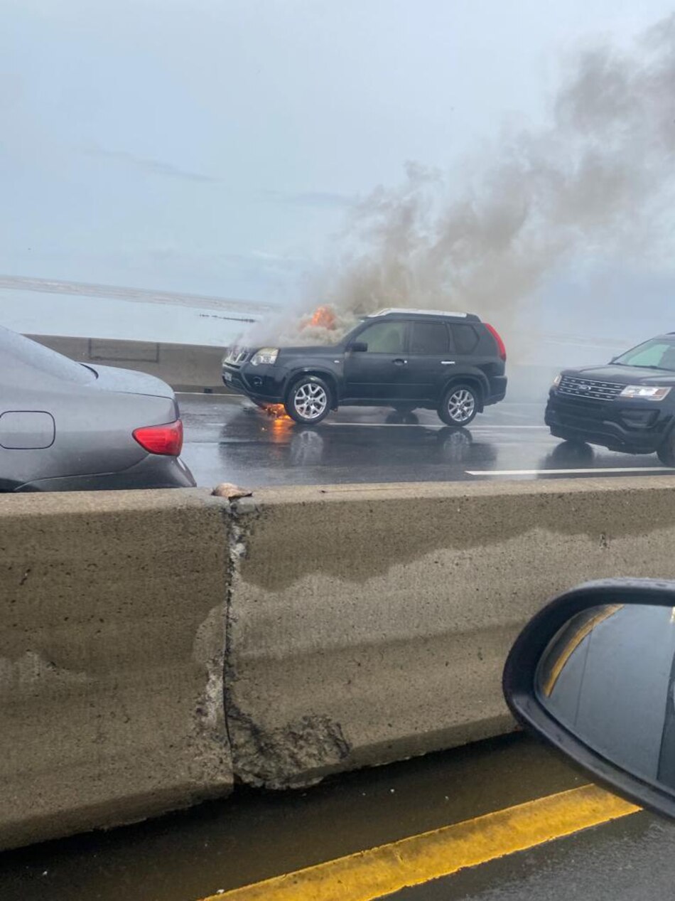Se incendia vehículo en el corredor Sur; bomberos realizan limpieza en el tramo marino