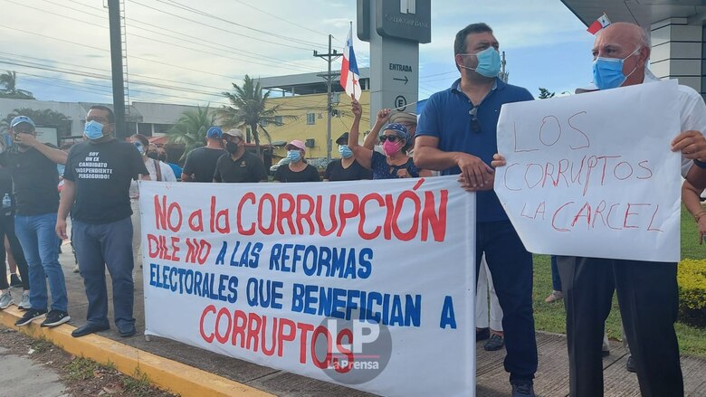 La ciudadanía protesta contra las reformas electorales introducidas en la Asamblea