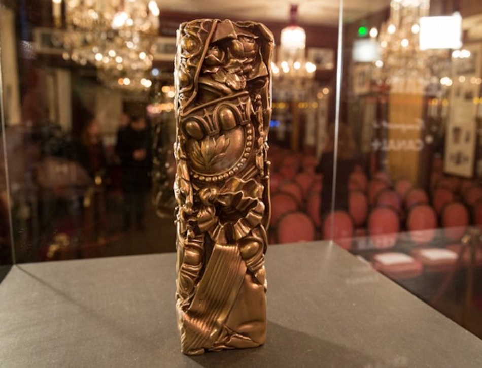 Un lazo blanco contra la violencia machista durante los premios César