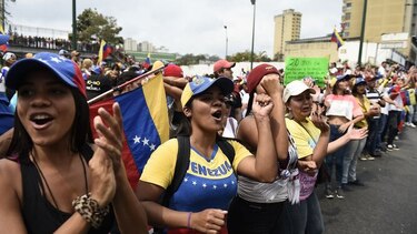 Gobierno y oposición a las calles en una Venezuela sitiada por los apagones