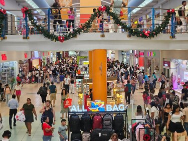 Entre compras de última hora y villancicos, una tregua a la presión financiera